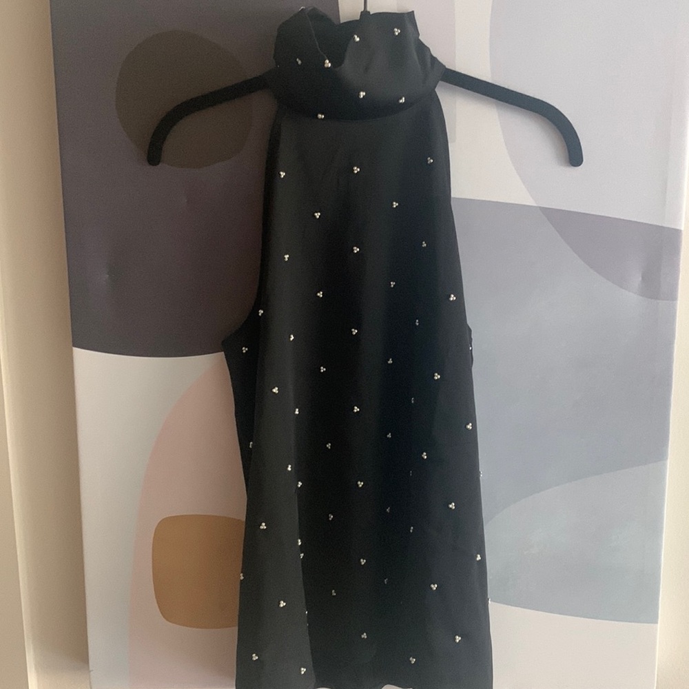 High neck work top w/ Pearl-like detailing